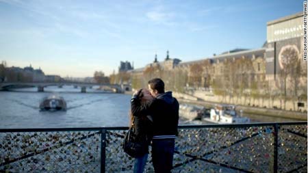 Thành Phố Paris hào hoa và lãng mạn, làm sao cô ấy có
thể từ chối lời cầu hôn của bạn được chứ?
